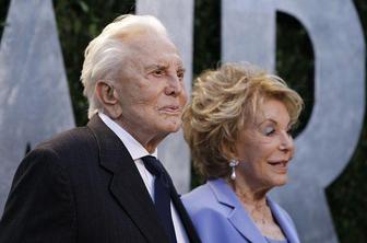 Kirk Douglas daroval ogromno vsoto denarja