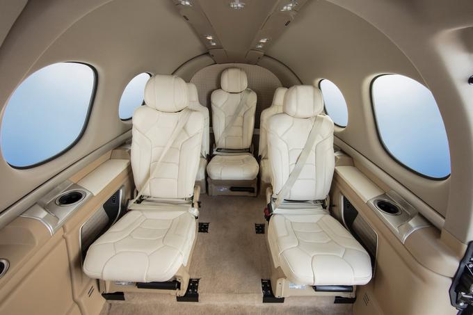 V notranjosti je prostora za pet potnikov plus pilota. | Foto: Cirrus Airplanes