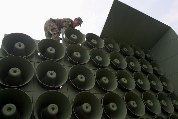 meja, Severna Koreja, Južna Koreja | Z oddajanjem vsebin prek zvočnikov ob meji je lani začela Južna Koreja, potem ko je Severna Koreja čez mejo poslala na stotine balonov, napolnjenih z odpadki. V uporabi so bili več kot eno leto. | Foto Reuters