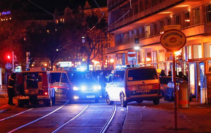 Policisti so ponoči po središču Dunaja iskali morebitne napadalce. | Foto: Reuters