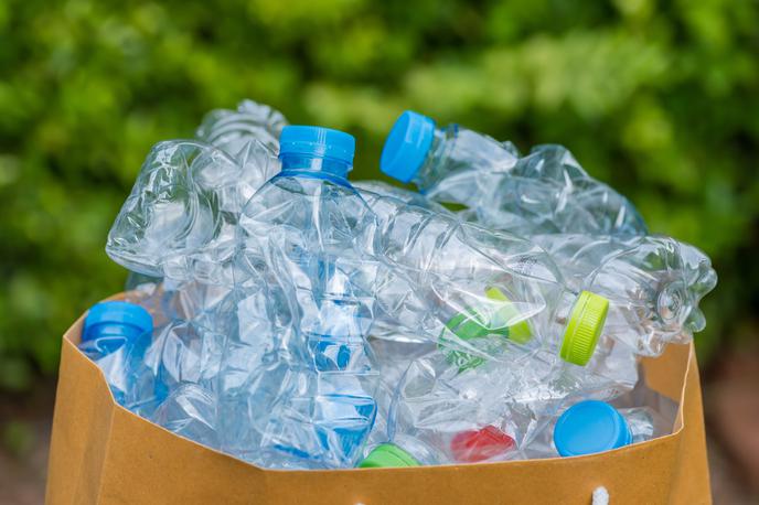 odpadna plastika | Odpadne plastike se bomo morda lahko znebili tako, da nam jo bakterije trajnostno predelajo v zdravilo proti bolečinam, obeta nova raziskava škotskih znanstvenikov. | Foto Shutterstock