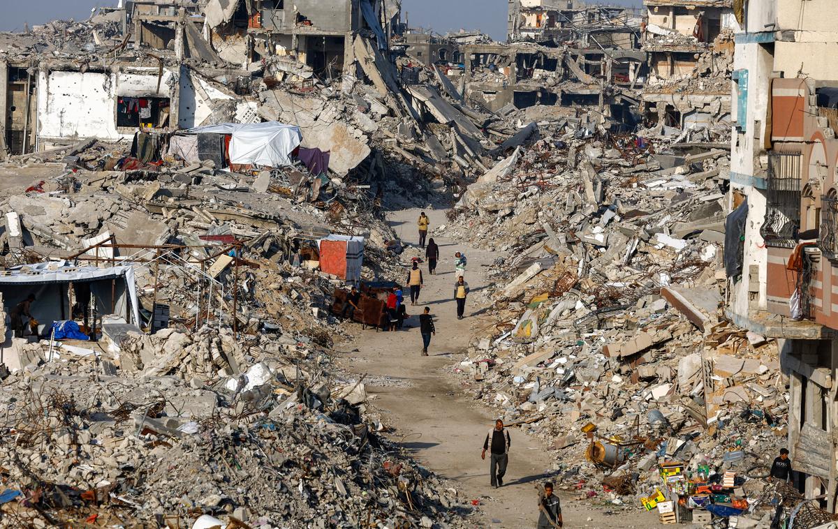 Gaza | Po zadnjih podatkih zdravstvenega ministrstva v Gazi, ki jih navaja katarska televizija Al Jazeera, je sicer v izraelskih zračnih napadih v Gazi danes skupno umrlo 28 ljudi, med njimi 17 žensk in otrok, še več kot 77 je ranjenih. | Foto Reuters