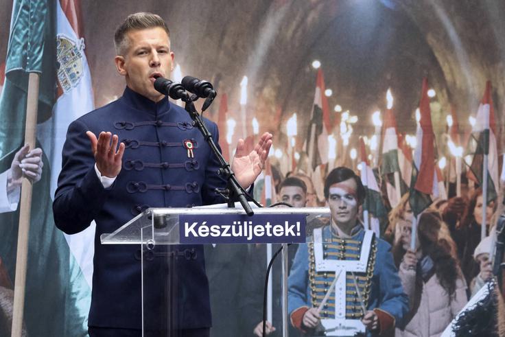 Peter Magyar je leta 2002 v Fidesz vstopil kot idealistični mladenič. Dolga leta je bil del Fideszovega oblastnega kroga, ni pa bil – za razliko od svoje nekdanje žene Judit Varga – nikoli v prvih vrstah. Leta 2024 je izstopil iz Fidesza in postal odpadnik (nekdanja žena mu celo očita, da je izdajalec). Kmalu je prevzel dotlej nepomembno Stransko spoštovanja in svobode (Tisza part, na kratko Tisza) in začel svojo pot na oblast. | Foto: Guliverimage