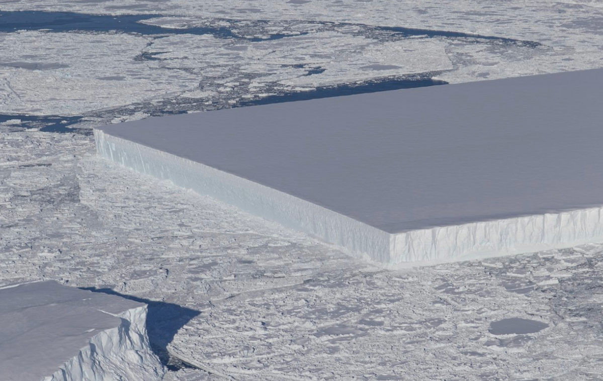 Ledena gora | Nenavadno geometrijsko pravilna ledena gora je precej večja, kot se morda zdi na fotografiji. Pri Nasi ocenjujejo, da meri 1,6 kilometra oziroma eno miljo.  | Foto NASA