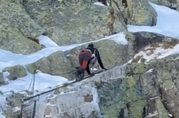 Starša dojenčka odpeljala na najvišji vrh: "Raje sta tvegala življenje otroka, kot plačala za reševanje" #video