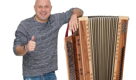 Slovenec igra na največjo frajtonarico na svetu, visoka je več kot 1,5 metra #foto