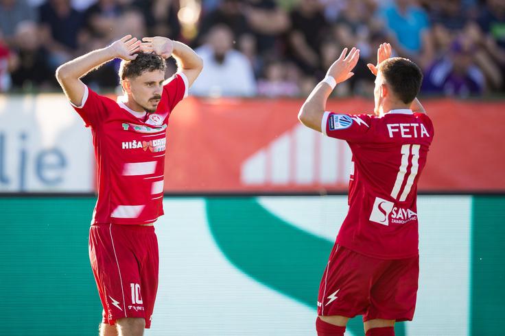 Emir Saitoski in Behar Feta se dobro poznata. Slačilnico sta si delila že v mlajših letih. | Foto: Jure Banfi