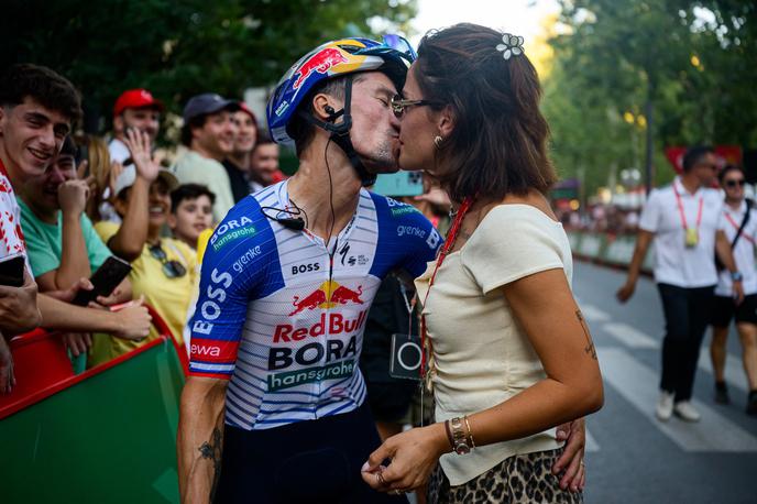 Primož Roglič, Vuelta 2026 | Med prvimi, ki so Primožu Rogliču po prihodu v cilj čestitali za novo vrhunsko Vuelto, je bila žena Lora. | Foto Jure Makovec/STA