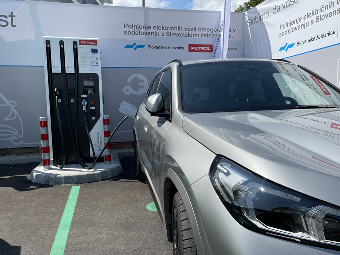 Petrol je v Ljubljani že postavil 50-kilovatne polnilnice na večini vpadnic, ultra zmogljive bo tehnično lažje postaviti na obrobju mesta. | Foto: Gregor Pavšič