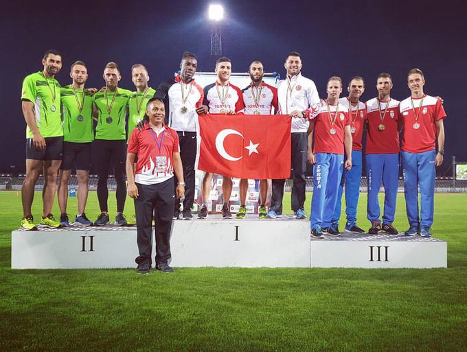 Slovenska štafeta je osvojila edino medaljo na prvenstvu (Vir fotografije: Facebook/Gregor Kokalovič). | Foto: Facebook