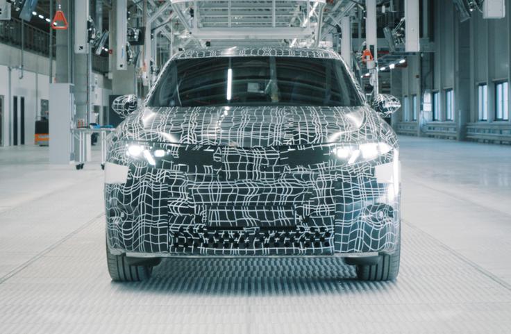 Prvi predserijski primerki avtomobila neue klasse iz tovarne v madžarskem Debrecenu.  | Foto: BMW