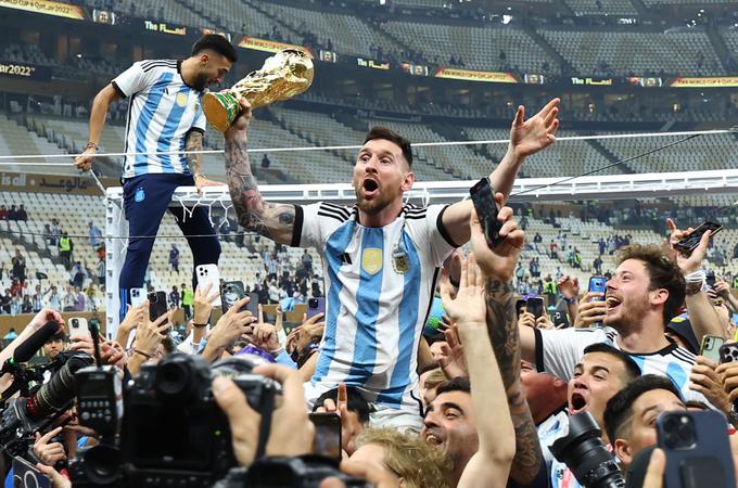 Po dvoboju si je dal duška z argentinskimi navijači, ki so preplavili Katar. | Foto: Reuters