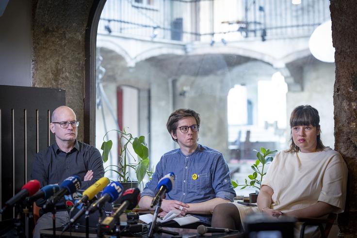 Na ponedeljkovi tiskovni konferenci so poročilo prestavili  novinar Mladine Borut Mekina, raziskovalec družbenih omrežij Filip Dobranić in Nika Kovač iz Inštituta 8. marec. | Foto: Ana Kovač