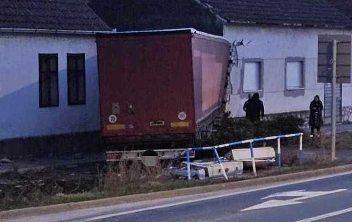 tovornjak trčil v hišo, tovornjak, Hrvaška | Kaj je bil vzrok za nesrečo, ne poročajo.  | Foto FB/Prometne zgode i nezgode