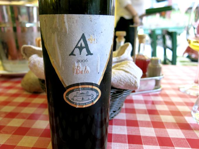 Vinska ponudba v Žogici je lahko za zgled marsikateremu slovenskemu gostincu. | Foto: Miha First