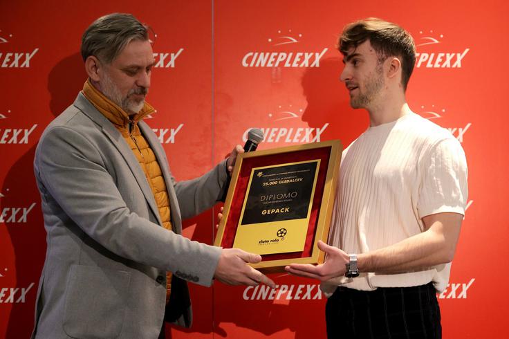 Prvo zlato rolo je Kukoviču izročil predsednik Zveze društev slovenskih filmskih ustvarjalcev Klemen Dvornik. | Foto: STA