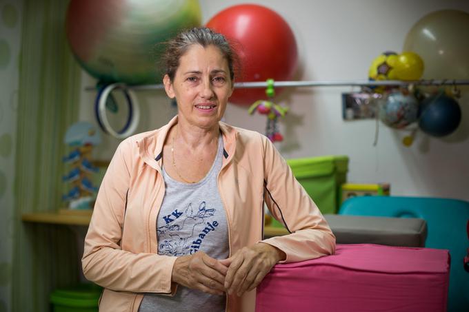 Nevrofizioterapevtka Zdenka Šefman že eno leto obravnava otroke iz društva Vesele nogice. | Foto: 