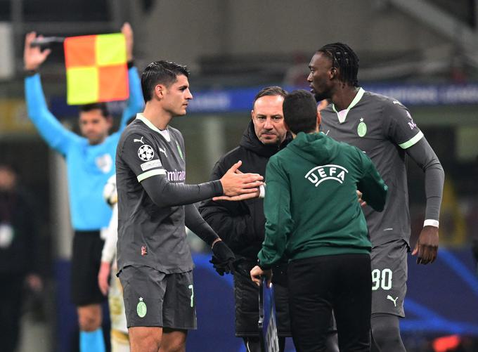 Alvaro Morata je moral zaradi poškodbe z igrišča še pred koncem prvega polčasa. Zamenjal ga je strelec zmagovitega zadetka Tammy Abraham. | Foto: Reuters