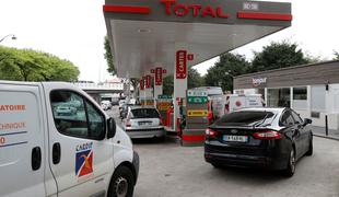 Naftna kriza v Franciji: črpalke z malo goriva, vozniki točijo največ 20 litrov