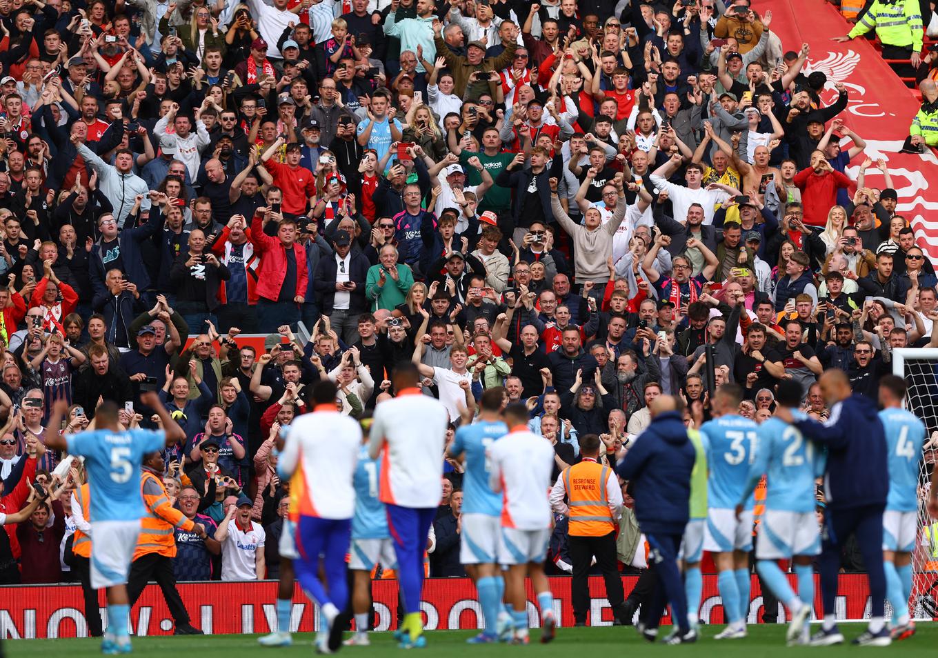 A alegria dos jogadores e torcedores do Nottingham após a vitória em Anfield. | Foto: Reuters