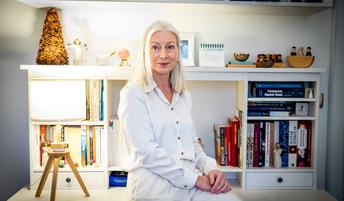 Psihoterapevtka o praznikih: Kako se soočiti z osamljenostjo, ki je ne vidi nihče?