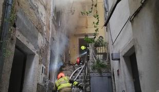 Požar v Piranu: udrlo se je nadstropje, štiri osebe odpeljali reševalci #video #foto