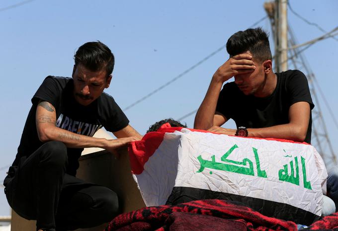 V krvavih protivladnih protestih v Iraku je življenje izgubilo več kot sto ljudi. | Foto: Reuters