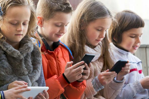 Uporaba mobitela za otroke ni škodljiva … če ga le uporabljajo odgovorno