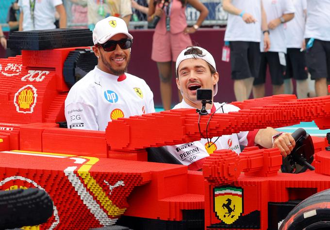Odnos med Charlesom Leclercom in Lewisom Hamiltonom za zdaj ostaja dober. Pred štartom sta se tako zabavala na paradi dirkačev, ko so vozili z dirkalniki iz lego kock. | Foto: Reuters