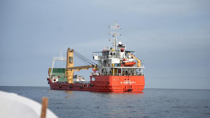 Trenutne razmere so plodna tla za prevare, kajti ladijski prevozniki so pripravljeni storiti marsikaj, da bi njihove ladje lahko nadaljevale plovbo. | Foto: Reuters