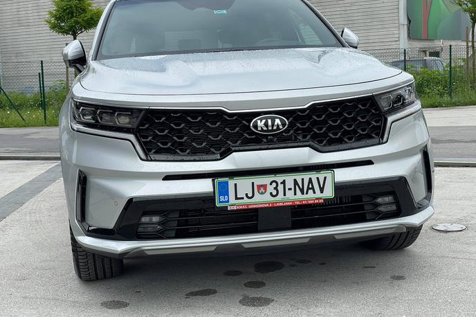 Kia sorento | Oblikovno je novi kia sorento precej drugačen od predhodnika, nekoliko je tudi zrasel. Prirastek se še najbolj pozna pri medosni razdalji in sicer 3,5 centimetra. | Foto Gregor Pavšič