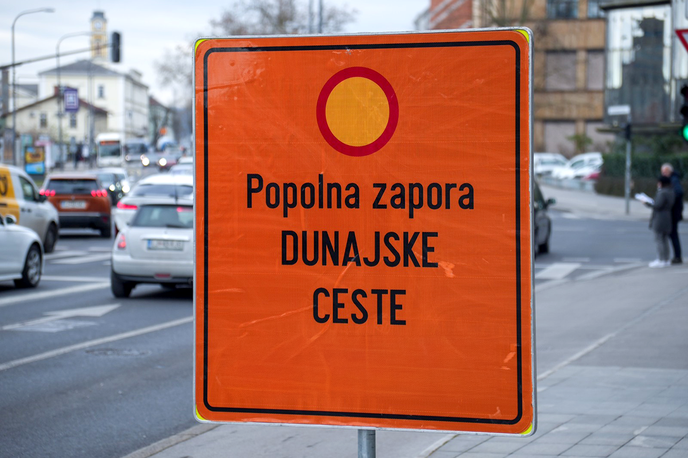 Zapora. Dunajska cesta. | Zaprto bo celotno smerno vozišče Dunajske ceste med Vilharjevo in Linhartovo cesto iz smeri centra mesta proti Bežigradu. | Foto STA