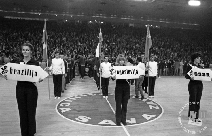 Predstavitev reprezentance na svetovnem košarkarskem prvenstvu, ki ga je pred 47 leti gostila Hala Tivoli. | Foto: Miloš Švabić, hrani: Muzej novejše zgodovine Slovenije.