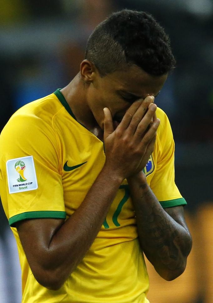 Luiz Gustavo je po polomu v Belo Horizonteju le še redko nastopil za Brazilijo. | Foto: Reuters