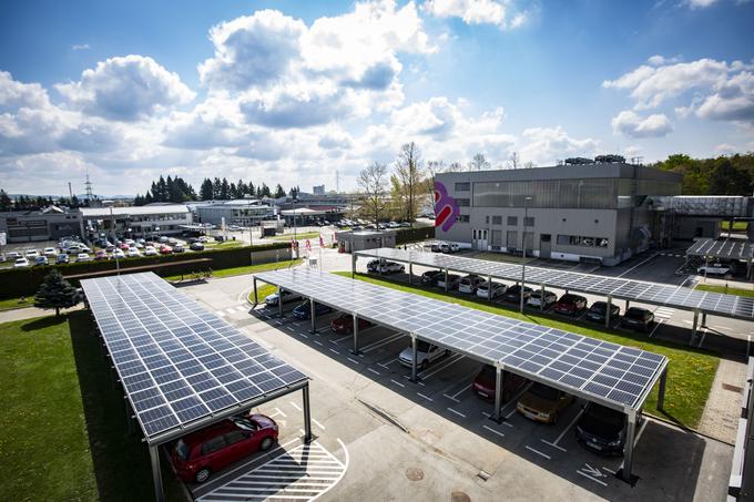 Solarni nadstreški pri Energetiki Maribor, s katerimi so izrabili proste površine za obnovljiv vir energije ter hkrati poskrbeli za jeklene konjičke zaposlenih in poslovnih partnerjev.  | Foto: Bojan Puhek