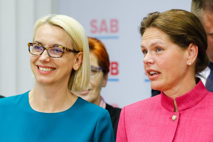 Angelika Mlinar (levo) in predsednica SAB Alenka Bratušek (desno) | Foto: STA ,