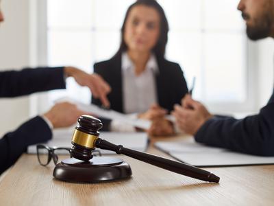 Stric in teta sta ga določila za dediča, zdaj je izločen iz oporoke #pravni nasvet