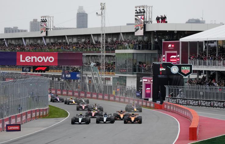 Lando Norris je na štartu oziroma v prvem zavoju prehitel oba Mercedesa. | Foto: Reuters