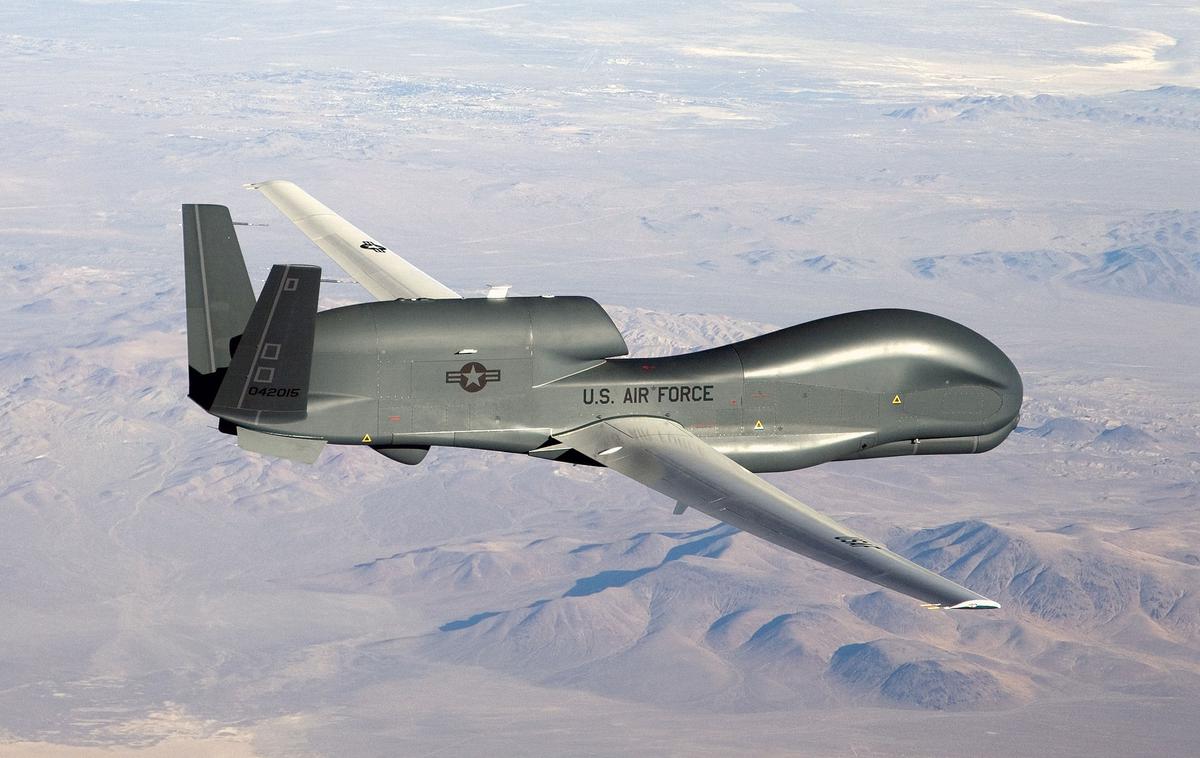 brezpilotnik ZDA | Ameriški brezpilotnik RQ-4 global hawk lahko v zraku ostane tudi več kot 30 ur in v enem dnevu opazuje sto tisoč kvadratnih kilometrov veliko območje. | Foto Flightradar24