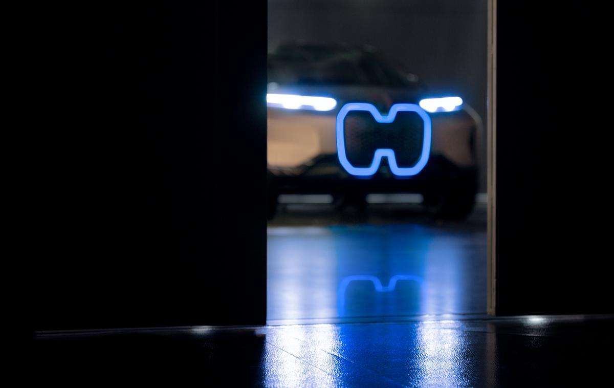 BMW iNext | Za zdaj še zakrit napovednik novega električnega crossoverja znamke BMW. | Foto BMW