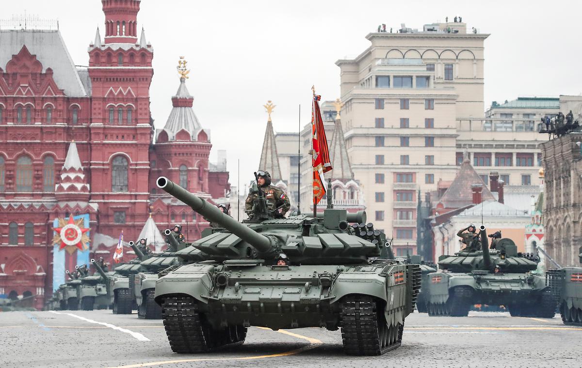 ruska vojska parada moskva | 9. maja se zahodni svet in tudi Rusija spominjata zmage nad nacizmom v drugi svetovni vojni. Vojaška parada v Moskvi ima korenine še iz časov Sovjetske zveze. | Foto Reuters