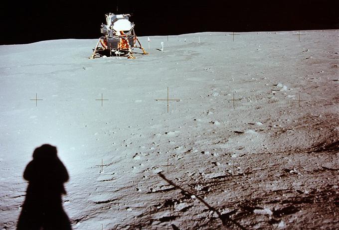 Zaradi denarja se takrat pri Nasi sicer ni pritoževal skoraj nihče, ker je delež državnega proračuna, ki ga je vlada ZDA namenila Nasi, zaradi vesoljske dirke s Sovjeti rasel iz leta v leto. Vrhunec, skoraj 4,5 odstotka, je dosegel leta 1969, ko je človek prvič stopil na Luno (na fotografiji senca Neila Armstronga, prvega človeka na Luni).  | Foto: Reuters