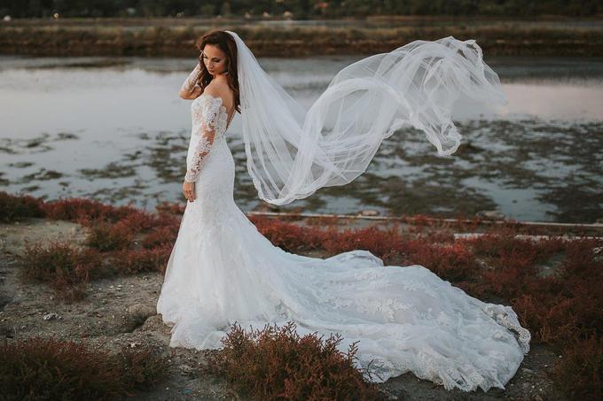 Letos si je za praznovanje obletnice izposodila svojo sanjsko obleko v poročnem salonu Sanjska obleka. | Foto: Ana Gregorič Photography