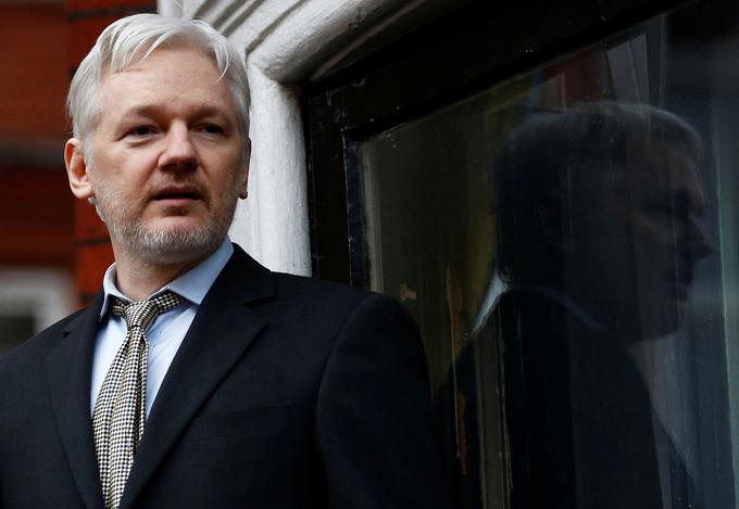 Wikileaks Juliana Assanga je začel letos poleti objavljati e-dopisovanja, ki škodijo demokratski predsedniški kandidatki Hillary Clinton. Sam trdi, da v ozadju hekerskih vdorov ni Rusija. | Foto: Reuters