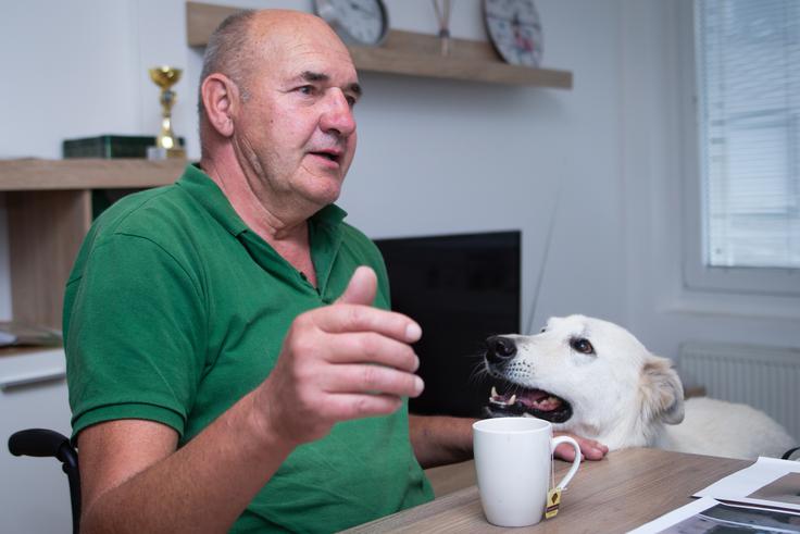 Psičko Lucy sta mu pred desetimi leti podarila hčerka in sin. Od takrat sta neločljiva, povodca na sprehodu Burgar sploh ne uporablja. "Samo pogledava se in vse veva," v smehu pove sogovornik.  | Foto: Gaja Hanuna