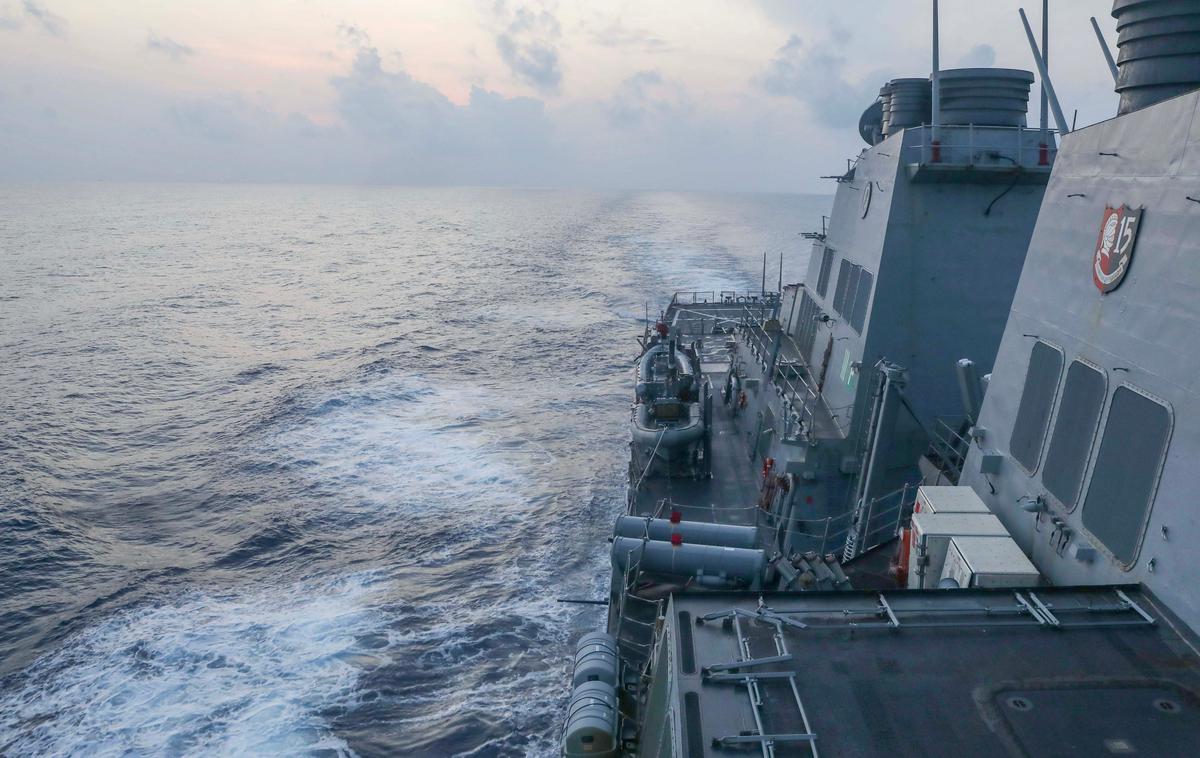 Ameriški rušilec | Po operaciji je ameriška vojaška ladja zapustila območje in nadaljevala operacije v Južnokitajskem morju. | Foto STA