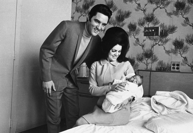 Elvis in Priscilla s hčerko Liso Marie, ki se je rodila točno devet mesecev po njuni poroki. | Foto: Guliverimage