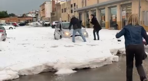 Močna nevihta prizadela Valencio: ulice zasute s plastmi toče #video
