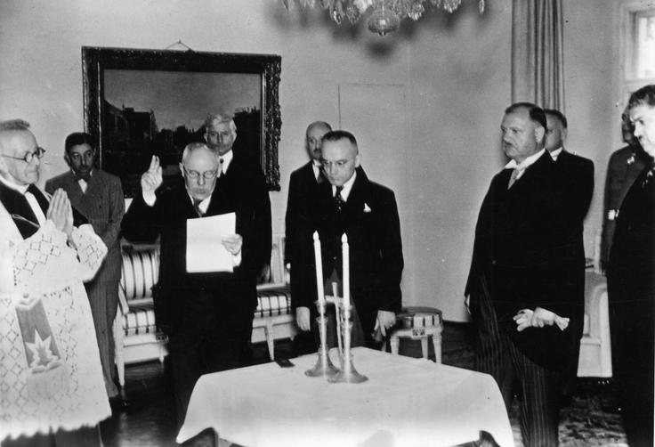 Vladko Maček je bil po očetu Slovenec, kar je včasih spretno izpostavljal, ko je skušal očarati svoje slovenske sogovornike. V resnici pa je želel Slovence podrediti Hrvaški in – če ne bi bila mogoča samostojna hrvaška država – iz Jugoslavije narediti dualistično državo, v kateri bi bil prostor le za Hrvate in Srbe. Na fotografiji: Maček s papirjem ob roki ob vladni zaprisegi leta 1939. Ob njem verjetno stoji minister Miha Krek iz Slovenije, v ozadju skrajno desno verjetno stoji predsednik vlade, Srb Dragiša Cvetković, s katerim je Maček sklenil dogovor o ustanovitvi Banovine Hrvaške. Skrajno levo je verjetno Juraj Šutej, Mačkov sodelavec, rojen v Bosni slovenskima staršema iz Vinice. Kljub slovenskim koreninam je bilo zelo nastrojen proti slovenskim interesom in Korošcu. | Foto: Guliverimage