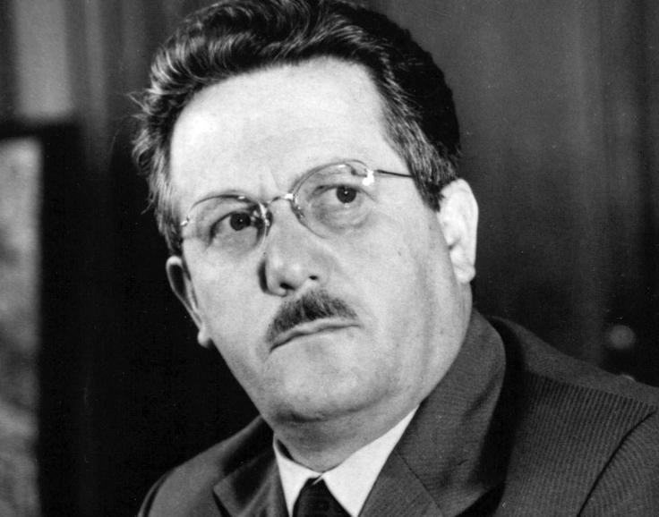 Edvard Kardelj (1910–1979) je bil že od svoje mladosti prepričan komunist in goreč revolucionar. Za svoje ideje je pred drugo svetovno vojno in med njo pogumno tvegal tudi svoje življenje, a po drugi strani ni cenil življenja svojih političnih sovražnikov. Bil je eden glavnih razpihovalcev državljanske vojne na Slovenskem med drugo svetovno vojno. Dal je navodila za poboje duhovnikov, intelektualcev, velikih kmetov in njihovih sinov ter nekdanjih jugoslovanskih častnikov, ki so jih partizani zajeli v enotah vaških straž. Nikoli ni obžaloval povojnih pobojev slovenskih domobrancev. Prav on naj bi po razdoru s Sovjetsko zvezo Goli otok predlagal kot kraj, kamor bi zaprle Stalinove privržence, t. i. informbirojevce. | Foto: Wikimedia Commons